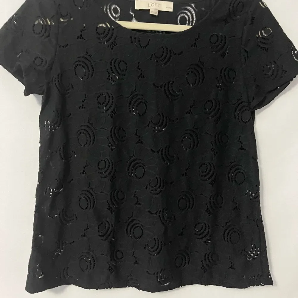 🟢Ann Taylor LOFT Black Floral Lace Short Sleeve Shirt Size XSP - Picture 2 of 5
